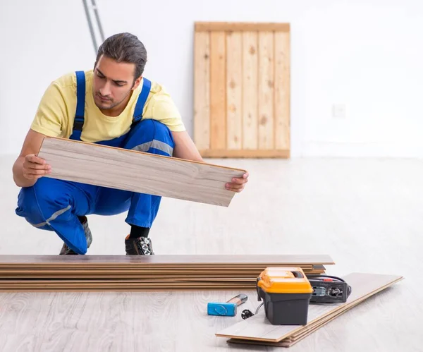 Joven contratista masculino trabajando en interiores —  Fotos de Stock