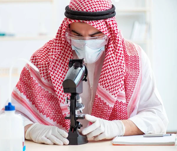 Arab lékař chemik studium nového viru v laboratoři — Stock fotografie