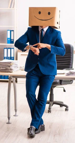 El hombre feliz empleado con caja en lugar de su cabeza —  Fotos de Stock