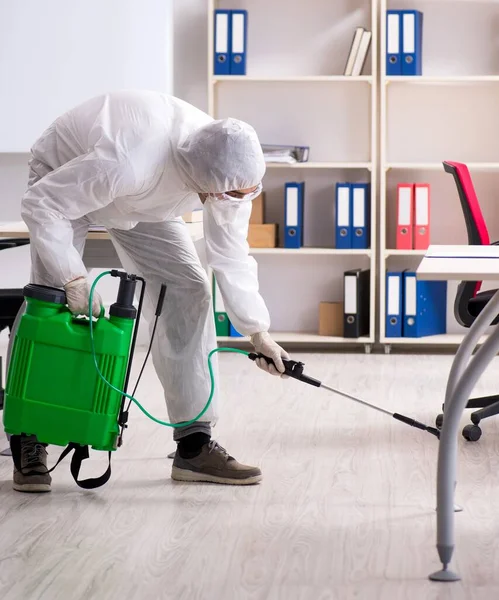 The professional contractor doing pest control at office — Stock Photo, Image