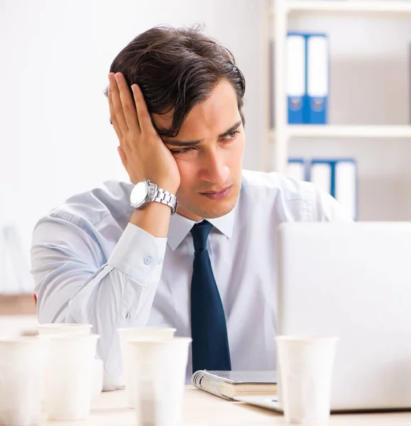 The young employee addicted to coffee — Stock Photo, Image