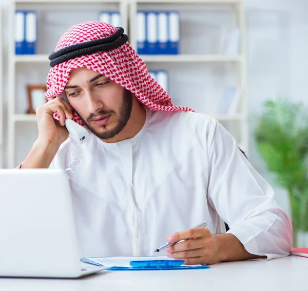 Ofiste çalışan Arap işadamı bir Pi ile evrak işi yapıyor. — Stok fotoğraf