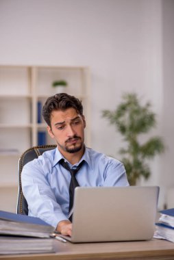 Ofiste çalışan genç bir erkek.