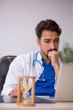 Zaman yönetimi konseptinde genç erkek doktor