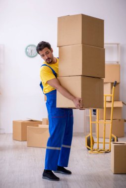 Genç erkek müteahhit evde yer değiştiriyor.