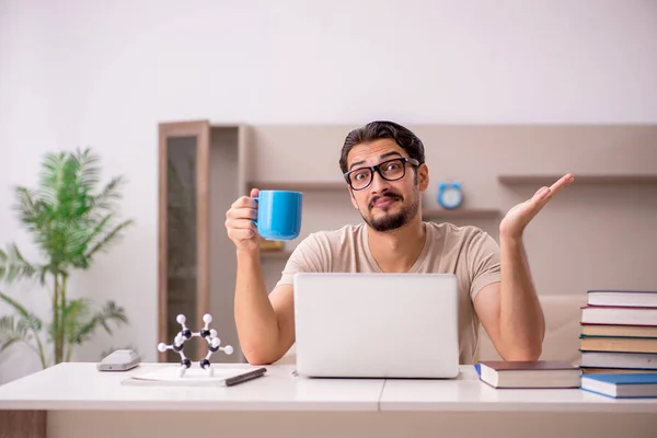 Ung manlig student som studerar hemma under en pandemi — Stockfoto