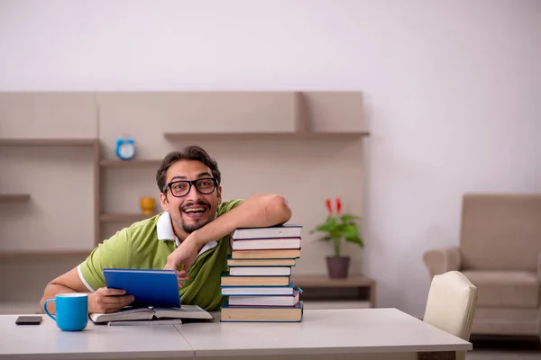 Giovane studente maschio che studia a casa — Foto Stock