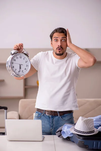 Joven preparándose para el viaje a casa — Foto de Stock