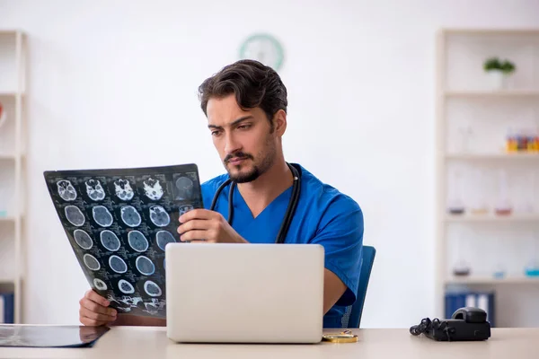 Jovem médico radiologista trabalhando na clínica — Fotografia de Stock