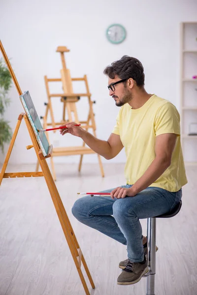 Νεαρός που απολαμβάνει τη ζωγραφική στο σπίτι — Φωτογραφία Αρχείου