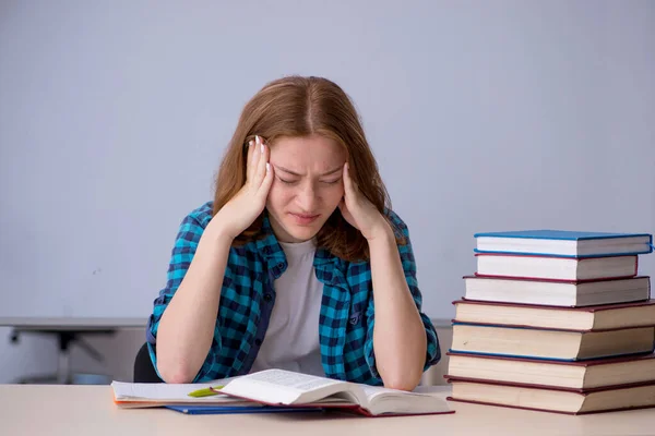 Jeune étudiante se préparant aux examens en classe — Photo