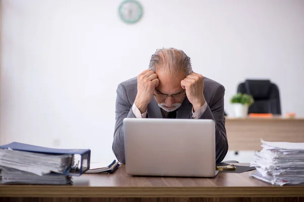 Alt männlich mitarbeiter working im die büro — Stockfoto