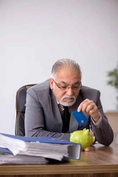 Oude mannelijke werknemer in pensioenconcept — Stockfoto