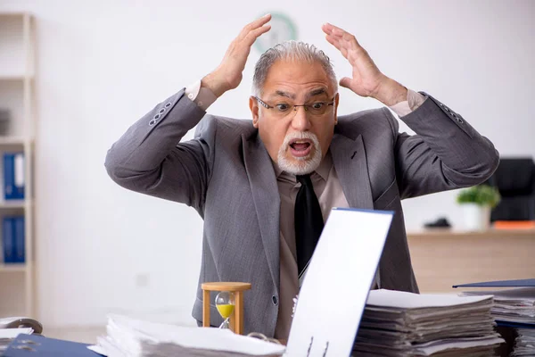 Viejo empleado masculino en concepto de gestión del tiempo —  Fotos de Stock