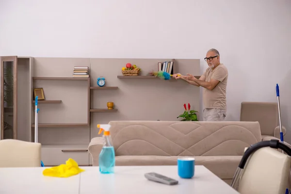 Old man doing housework at home — Stock Photo, Image