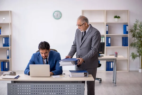 Régi férfi főnök és fiatal férfi alkalmazott dolgozik az irodában — Stock Fotó