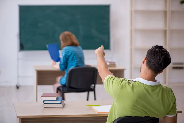 Twee studenten zitten in de klas — Stockfoto