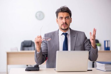 Ofiste çalışan genç bir erkek.