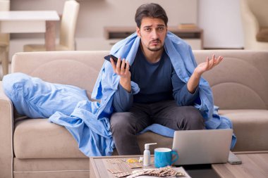 Genç adam kendini kötü hissediyor.