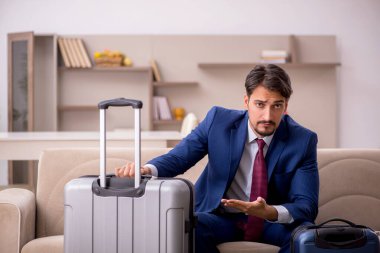 Genç işadamı eve gitmeye hazırlanıyor.