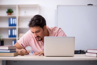 Sınavlara hazırlanan genç bir erkek öğrenci.