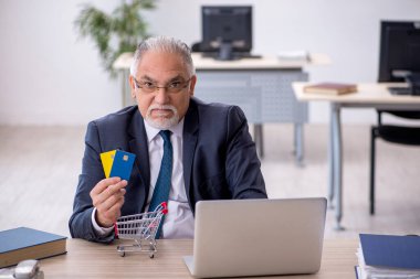 Eski erkek çalışan e-ticaret konsepti