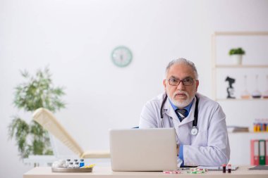 Laboratuvarda çalışan yaşlı erkek doktor eczacı.