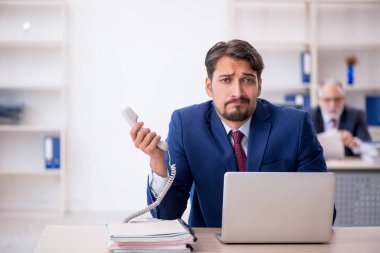 Ofiste çalışan iki erkek arkadaş.