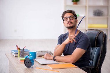 Ofiste çalışan genç erkek tasarımcı.