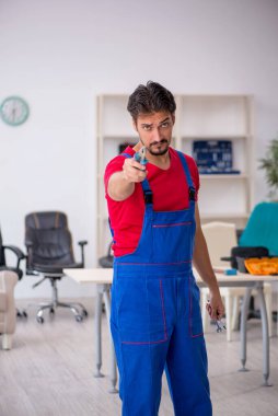 Atölyede çalışan genç bir tamirci.