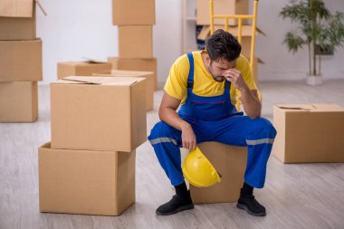 Genç erkek müteahhit evde yer değiştiriyor.