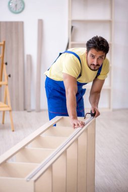 Evde çalışan genç erkek marangoz.