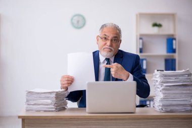 Eski erkek çalışanım ve ofiste çok işim var.