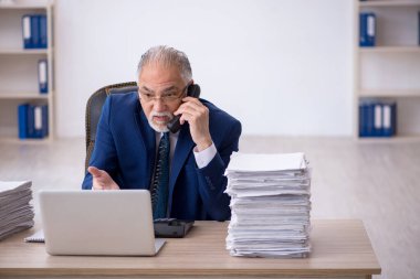 Eski erkek çalışanım ve ofiste çok işim var.