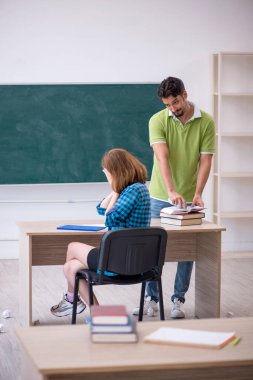 Sınıfta zorbalık konsepti olan iki öğrenci.