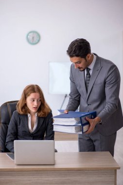 Ofiste çalışan iki meslektaşım.