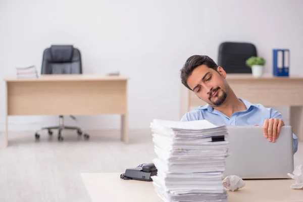 Jeune employé masculin rejetant les nouvelles idées dans le bureau — Photo