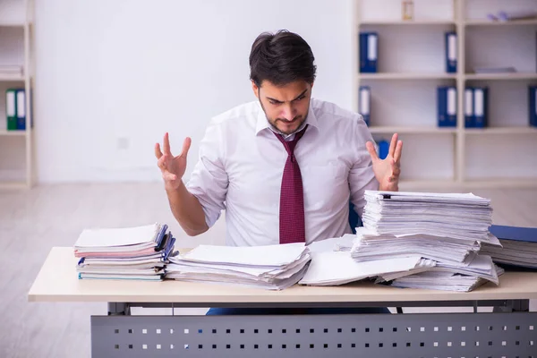 Jovem empresário empregado infeliz com excesso de trabalho no escritório — Fotografia de Stock