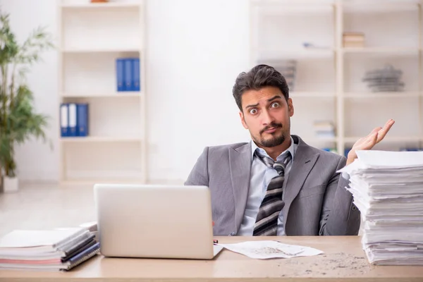 Junge männliche Angestellte unzufrieden mit exzessiver Arbeit im Büro — Stockfoto