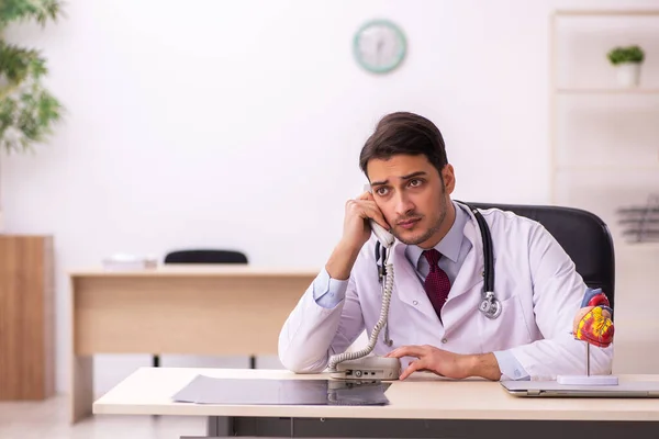 Klinikte çalışan genç bir erkek kardiyolog. — Stok fotoğraf