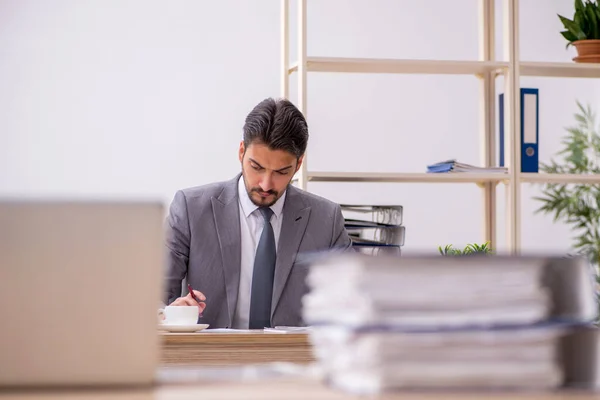 Jeune employé masculin travaillant au bureau — Photo