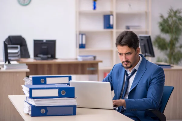 Jovem empresário empregado infeliz com excesso de trabalho no de — Fotografia de Stock