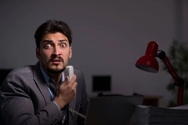 Joven empleado masculino que trabaja hasta tarde en la oficina —  Fotos de Stock