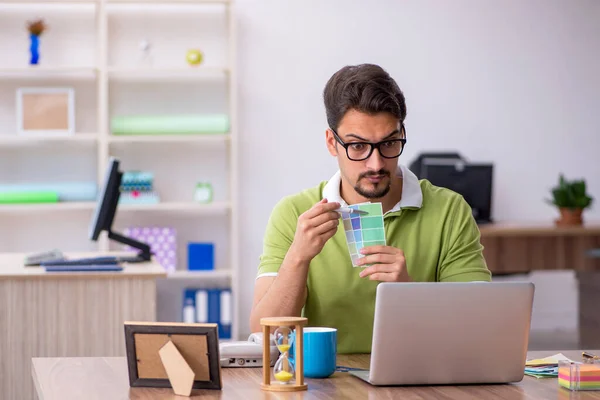 Joven diseñador masculino trabajando en la oficina — Foto de Stock