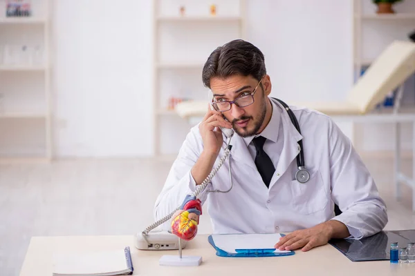 Klinikte çalışan genç bir erkek kardiyolog. — Stok fotoğraf