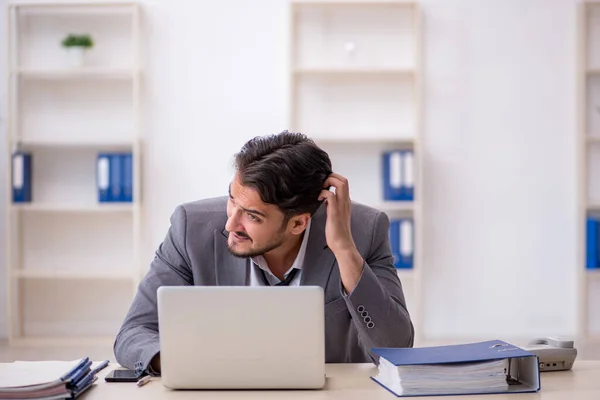 Giovane dipendente maschile che lavora in ufficio — Foto Stock