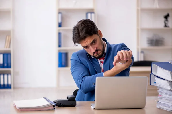 Jonge mannelijke werknemer en te veel werk op kantoor — Stockfoto