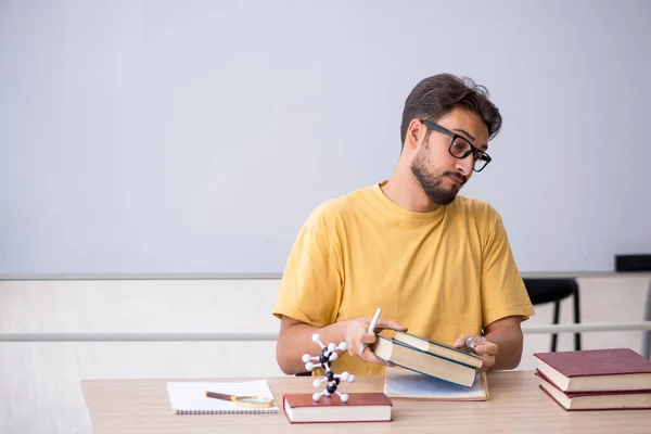 Jovem estudante se preparando para exames em sala de aula — Fotografia de Stock