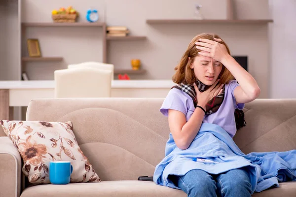 Jonge vrouw die thuis lijdt — Stockfoto