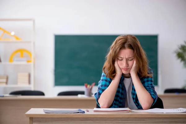 Jonge vrouwelijke student bereidt zich voor op examen in de klas — Stockfoto